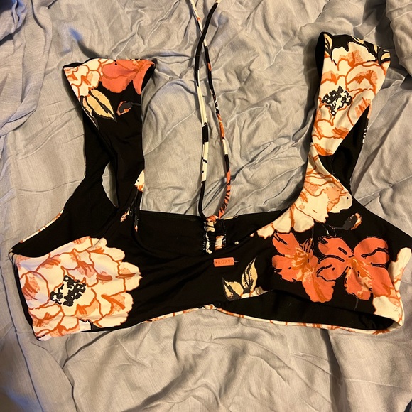 NWOT. Roxy Black with floral print bikini top - Picture 2 of 2